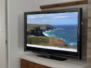 After repair: Samsung TV with perfect display and clear picture